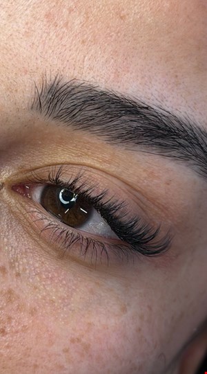 خدمات تخصصی مژه  و ابرو در شهران 